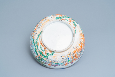 Un grand bol en porcelaine de Chine famille rose &agrave; d&eacute;cor de la chasse pour le march&eacute; europ&eacute;en, Qianlong