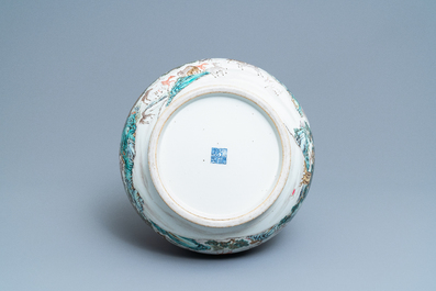 Un vase de forme hu en porcelaine de Chine famille rose, marque de Qianlong, 20&egrave;me