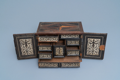 Een tafelkabinet met marqueterie van diverse houtsoorten en benen plaquettes, Nederland, 17e eeuw
