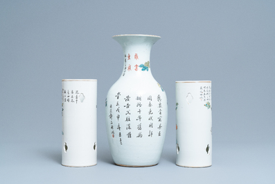 Deux porte-chapeaux et un vase en porcelaine de Chine qianjiang cai, 19/20&egrave;me