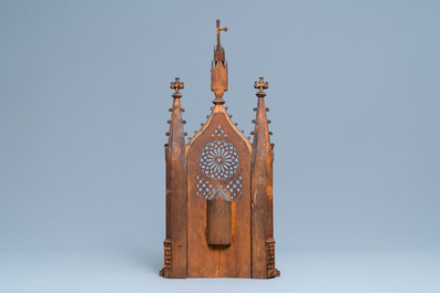 Een neogotisch houten paneel met nis, Frankrijk, 19e eeuw