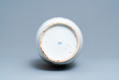 Un vase en porcelaine de Chine qianjiang cai, marque de Jiangxi Ciye Gongsi, R&eacute;publique