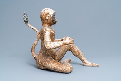 Une paire de figures de singes en bois sculpt&eacute; et polychrom&eacute;, l'Asie du Sud-Est, 19&egrave;me