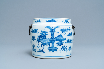 Een Chinese blauw-witte kom met antiquiteiten, Kangxi