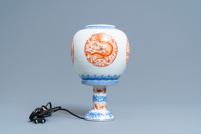 Une lanterne en porcelaine de Chine coquille d'oeuf &agrave; d&eacute;cor de dragons, R&eacute;publique