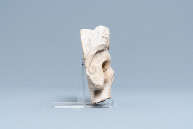 Un fragment de memento mori en marbre sculpt&eacute;, probablement Flandres, 16&egrave;me