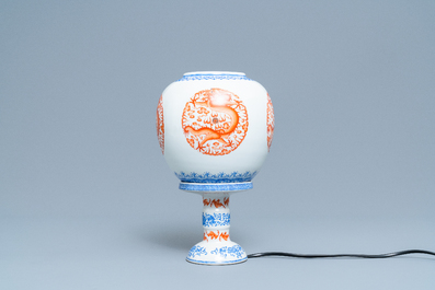 Een Chinese ijzerrode en overglazuur blauwe eierschaal porseleinen lantaarn met drakendecor, Republiek