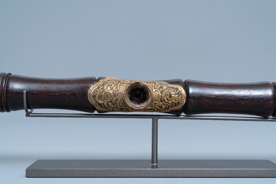 Een Chinese opiumpijp in tie li mu, paktong en Yixing steengoed, 19e eeuw