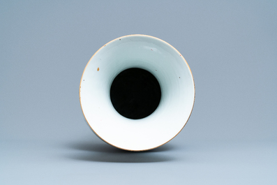 Un vase en porcelaine de Chine qianjiang cai, marque de Jiangxi Ciye Gongsi, R&eacute;publique