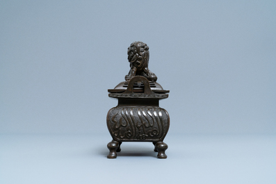 Un br&ucirc;le-parfum couvert en bronze &agrave; inscription en Farsi pour le march&eacute; islamique, marque de Xuande, Qing