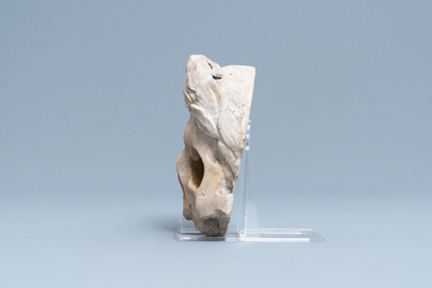 Un fragment de memento mori en marbre sculpt&eacute;, probablement Flandres, 16&egrave;me
