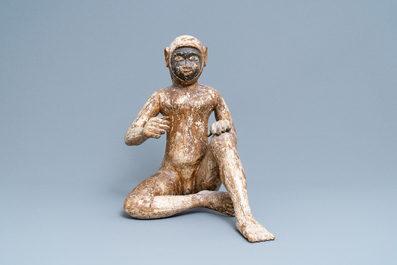 Une paire de figures de singes en bois sculpt&eacute; et polychrom&eacute;, l'Asie du Sud-Est, 19&egrave;me