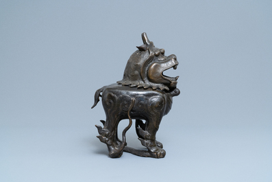 Een grote Chinese bronzen wierookbrander in de vorm van een luduan, Ming