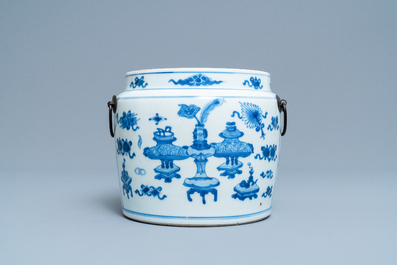 Un bol en porcelaine de Chine en bleu et blanc &agrave; d&eacute;cor d'antiquit&eacute;s, Kangxi