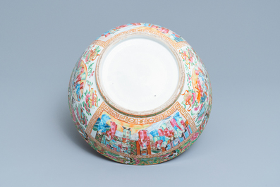 Un bol en porcelaine de Chine famille rose de Canton, 19&egrave;me