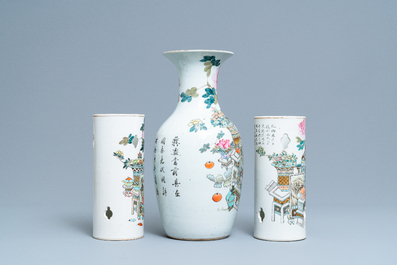 Twee Chinese qianjiang cai hoedensteunen en een vaas met antiquiteiten, 19/20e eeuw