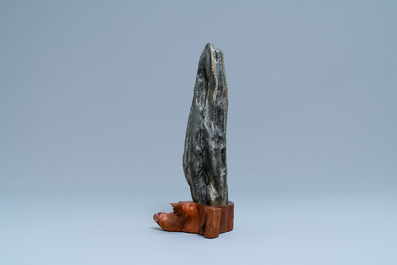 Une pierre de r&ecirc;ve d'un lettr&eacute; sur socle en bois, Chine, 19&egrave;me