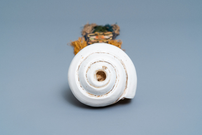 Een schelp met geborduurd zijden lint, Tibet, 19e eeuw