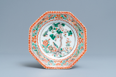 Trois plats de forme octagonale en porcelaine de Chine famille verte, Kangxi