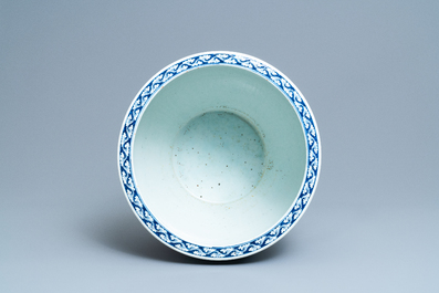 A Chinese blue and white 'dragon' fish bowl, 19th C.