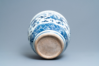 A Chinese blue and white 'dragon' fish bowl, 19th C.