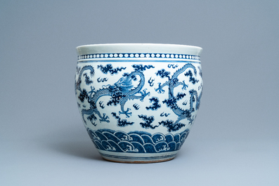 Un aquarium en porcelaine de Chine en bleu et blanc &agrave; d&eacute;cor de dragons, 19&egrave;me