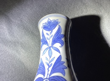 Un vase de forme double gourde en porcelaine de Chine en bleu et blanc, &eacute;poque Transition