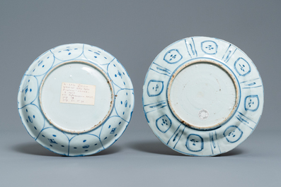 Un plat et deux assiettes en porcelaine de Chine en bleu et blanc de type kraak &agrave; d&eacute;cor de canards, Wanli