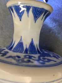Une paire de vases couverts en porcelaine de Chine en bleu et blanc, Kangxi