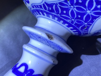 Drie Chinese blauw-witte vazen, Kangxi