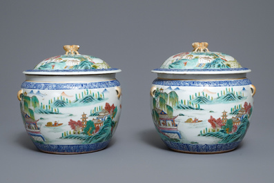 Une paire de bols couverts en porcelaine de Chine famille rose, marque de Qianlong, R&eacute;publique