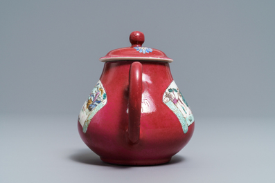 Une th&eacute;i&egrave;re, trois tasses et deux soucoupes en porcelaine de Chine &agrave; fond rouge de rubis, Yongzheng
