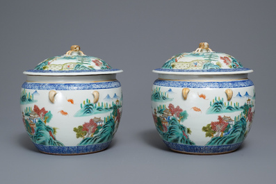 Une paire de bols couverts en porcelaine de Chine famille rose, marque de Qianlong, R&eacute;publique