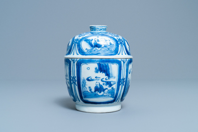 Een Chinese blauw-witte dekselkom met figuratieve medaillons, Wanli