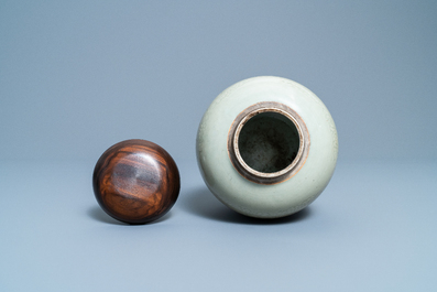 Un pot en porcelaine de Chine c&eacute;ladon monochrome &agrave; d&eacute;cor incis&eacute; de lotus, Kangxi