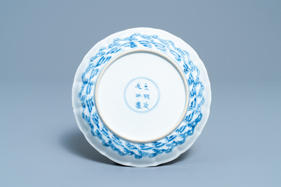 Een Chinees blauw-wit bord met geleerden bij een scroll, Chenghua merk, Kangxi