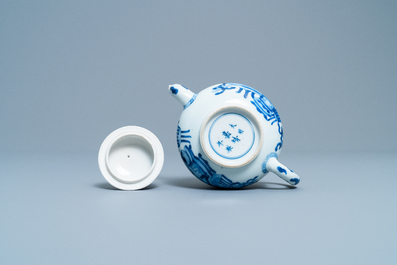 Een Chinese blauw-witte theepot met deksel, Jiajing merk, Kangxi