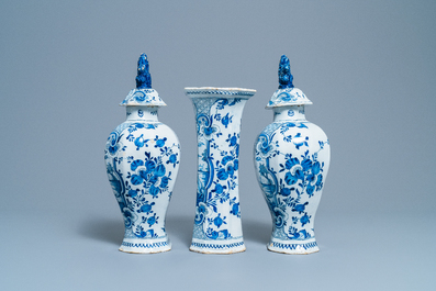 Une garniture de trois vases en fa&iuml;ence de Delft en bleu et blanc, 18&egrave;me