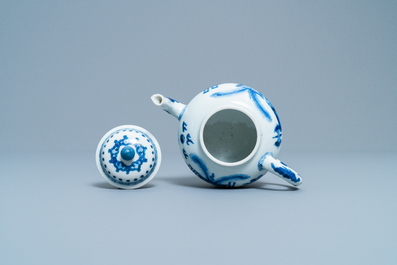 Een Chinese blauw-witte theepot met deksel, Jiajing merk, Kangxi