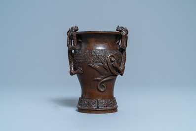 Un vase en bronze aux anses en forme de dragons, Ming