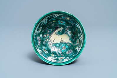 Un bol en biscuit &eacute;maill&eacute; verte &agrave; d&eacute;cor de chevaux, Chine, Kangxi