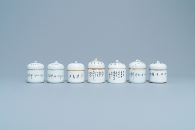 Een collectie van 14 Chinese qianjiang cai wijnkom-warmers, 19/20e eeuw