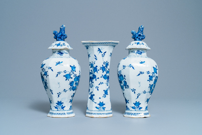 Une garniture de trois vases en fa&iuml;ence de Delft en bleu et blanc, 18&egrave;me