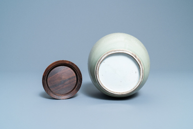 Un pot en porcelaine de Chine c&eacute;ladon monochrome &agrave; d&eacute;cor incis&eacute; de lotus, Kangxi