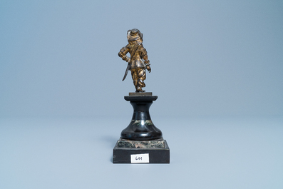 Une figure d'un soldat en bronze dor&eacute;, Pays-Bas, 17&egrave;me