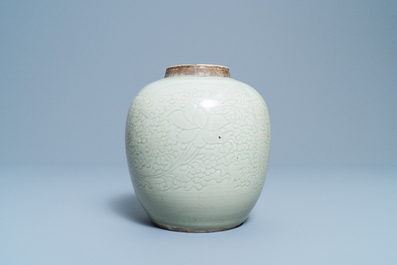 Een Chinese monochrome celadon pot met onderglazuur lotusdecor, Kangxi
