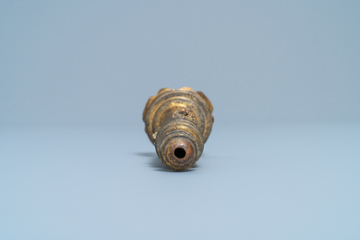 Een Chinese deels vergulde en gelakte bronzen wierookstokhouder, Ming