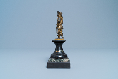 Een verguld bronzen figuur van een soldaat, Nederland, 17e eeuw