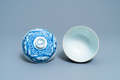 Een Chinese blauw-witte dekselkom met figuratieve medaillons, Wanli
