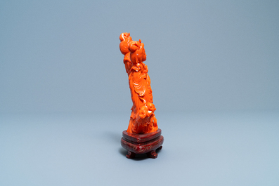 A Chinese carved red coral group of two ladies and a child, 19/20th C.